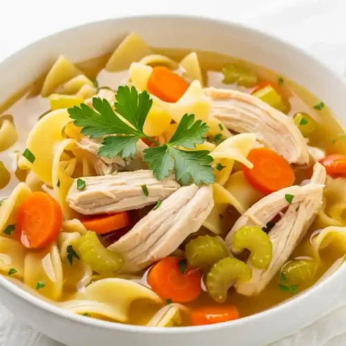Easy Crockpot Chicken Noodle Soup Recipe (Top-Rated in 2025) 1 A warm bowl of Crockpot Chicken Noodle Soup with tender chicken, egg noodles, and herbs.